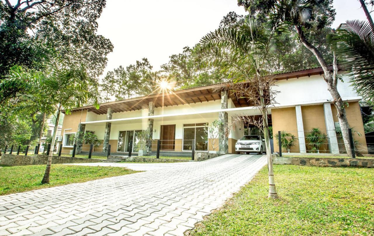 Temple Pond Villa Colombo Piliyandala Exteriör bild